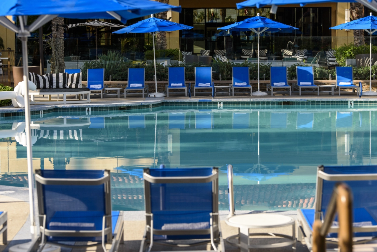 PSPBR_Pool_Exterior_03 Renaissance Palm Springs Hotel Poolside.